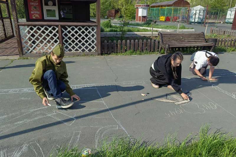 В Новотроицке юные художники стали участниками городского конкурса рисунков на асфальте