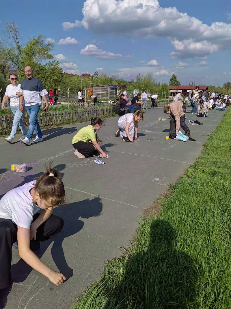 В Новотроицке юные художники стали участниками городского конкурса рисунков на асфальте