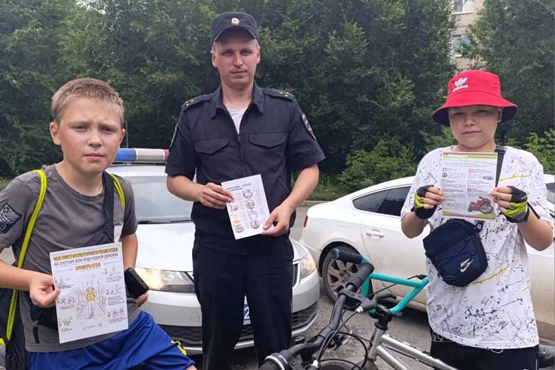 «Управляй безопасно!». Сотрудники Госавтоинспекции Новотроицка вышли в места массового нахождения детей и подростков