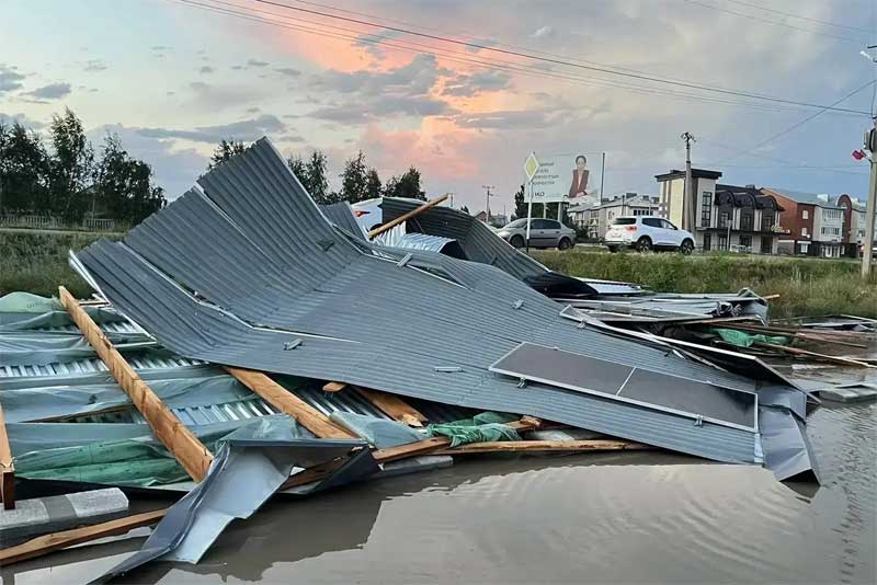 Новоорск пострадал  от ураганного ветра, обрушившегося на поселок