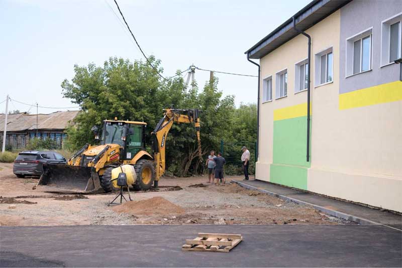 В Бузулукском и Грачевском районах  Евгений Солнцев оценил ход работ на социальных объектах