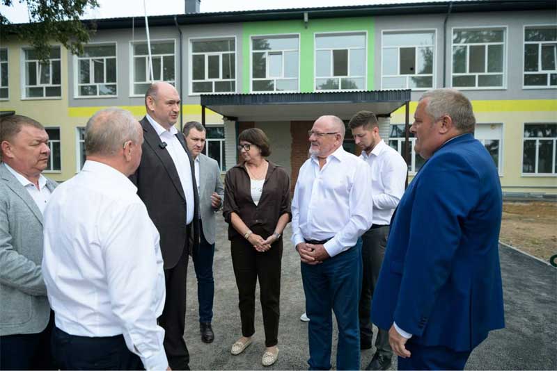 В Бузулукском и Грачевском районах  Евгений Солнцев оценил ход работ на социальных объектах