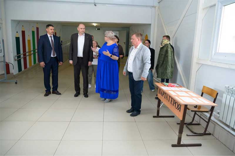 В Бузулукском и Грачевском районах  Евгений Солнцев оценил ход работ на социальных объектах