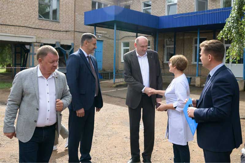 В Бузулукском и Грачевском районах  Евгений Солнцев оценил ход работ на социальных объектах