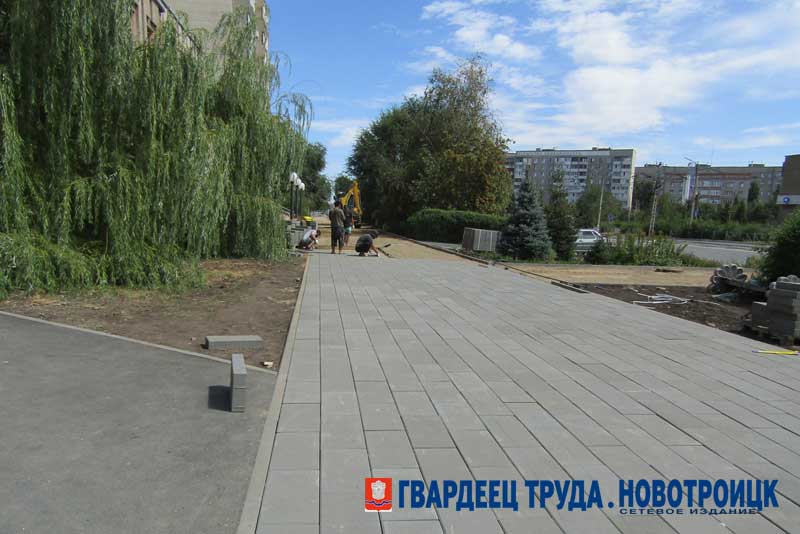В Новотроицке на реконструкции каскада аллей приступили к  монтажу покрытия в пешеходной зоне