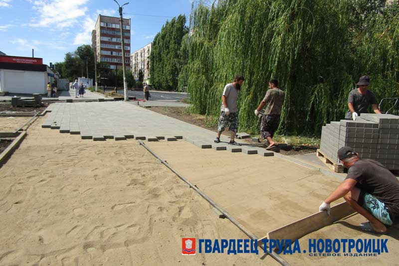 В Новотроицке на реконструкции каскада аллей приступили к  монтажу покрытия в пешеходной зоне