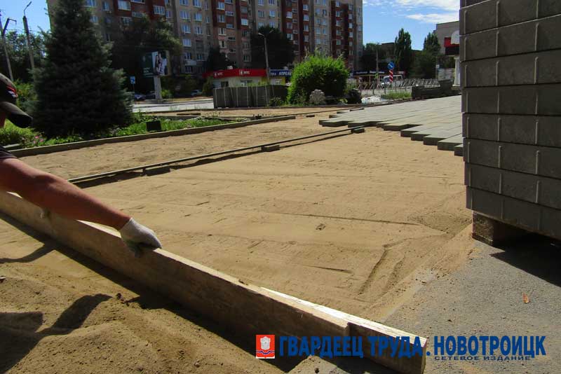 В Новотроицке на реконструкции каскада аллей приступили к  монтажу покрытия в пешеходной зоне