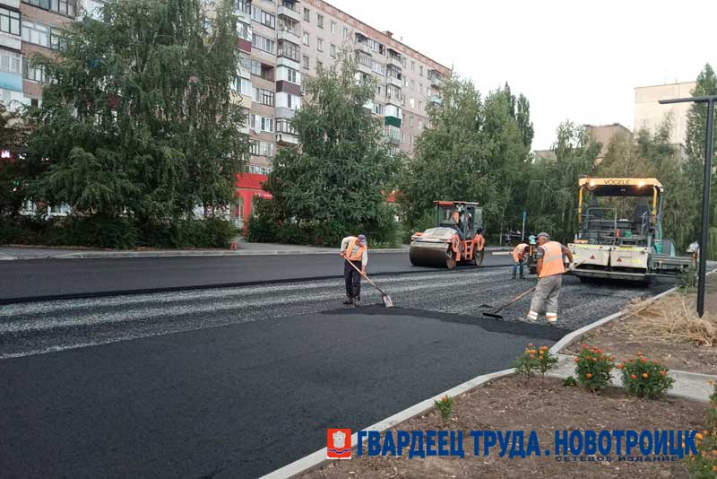 В Новотроицке на реконструкции каскада аллей приступили к  монтажу покрытия в пешеходной зоне