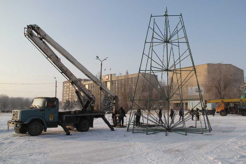 Началась установка городской елки