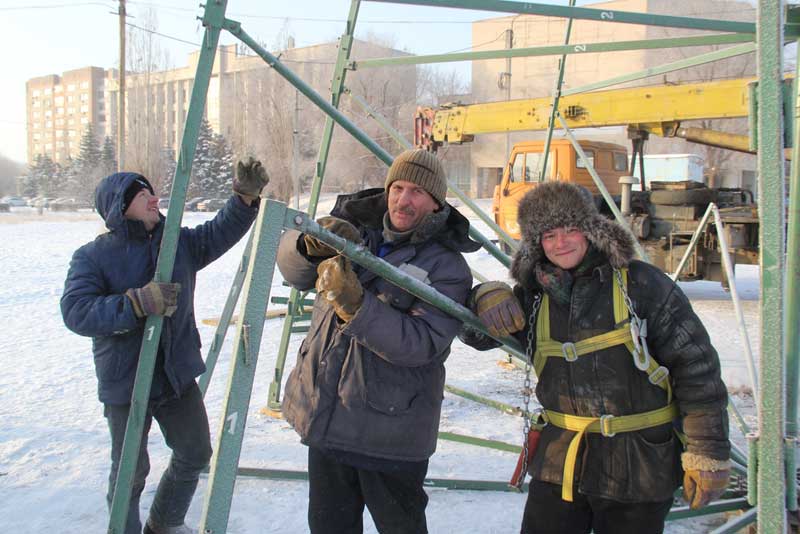 Началась установка городской елки