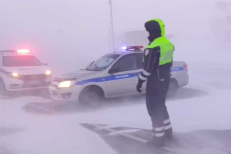 Ориентировочно до 10 часов 15 января ограничено движение транспорта от поселка Краснощеково до Новоникольска