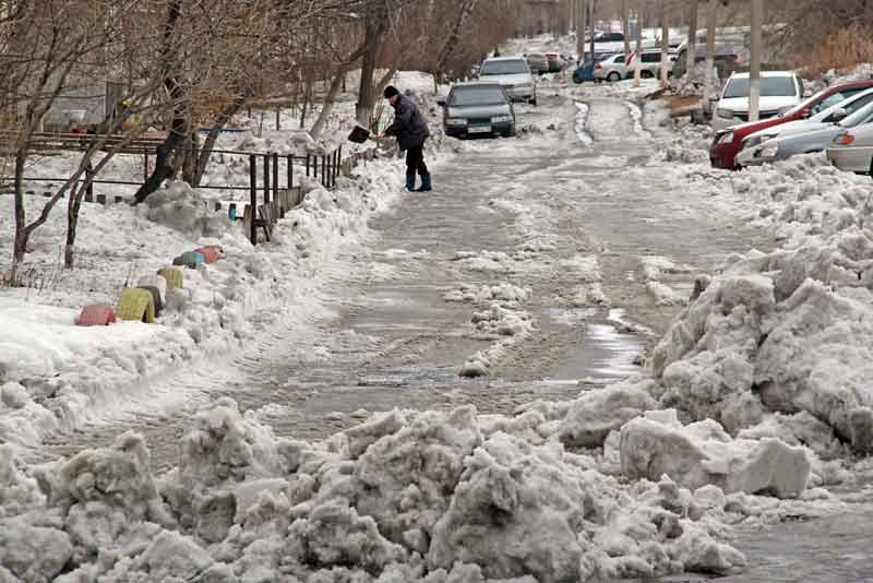 Город экстренно очищают от снега (фото)