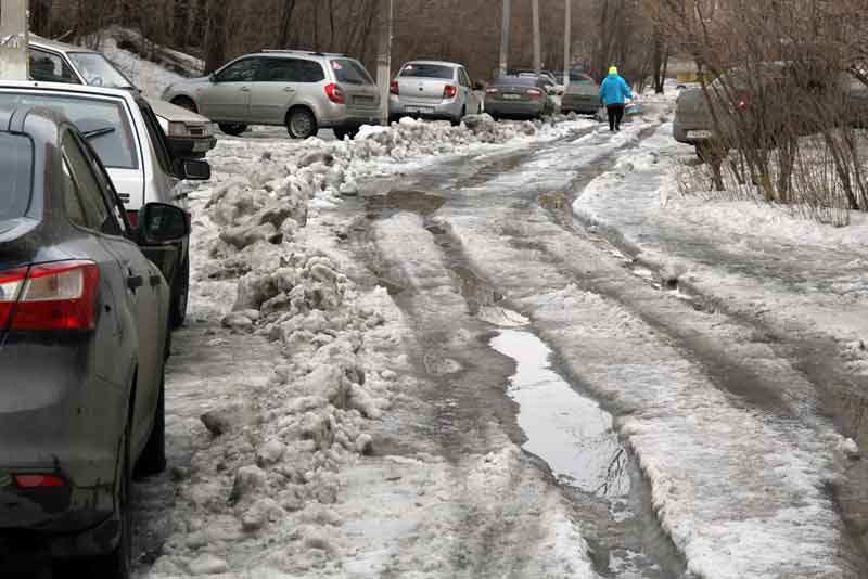 Город экстренно очищают от снега (фото)