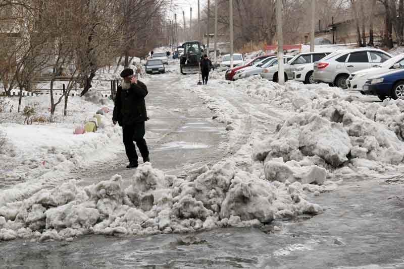 Город экстренно очищают от снега (фото)