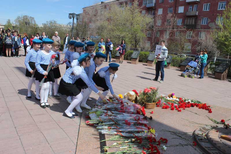 Передвижная фотовыставка : «Война и дети»