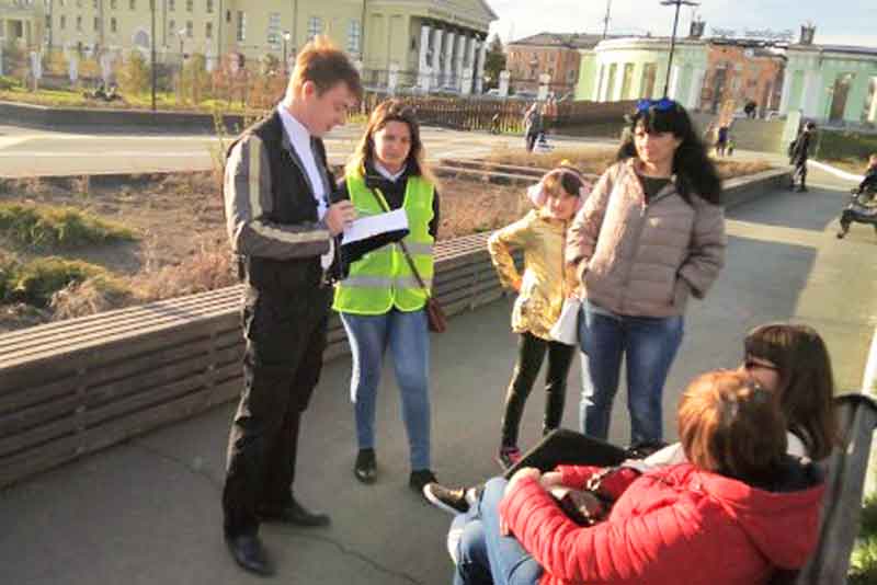 Молодые люди на практике знакомятся с работой местных полицейских (фото)