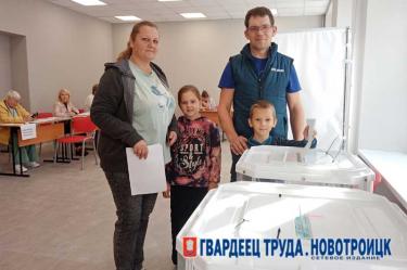 Новотройчане  Беднягины пришли на избирательный участок всей семьей