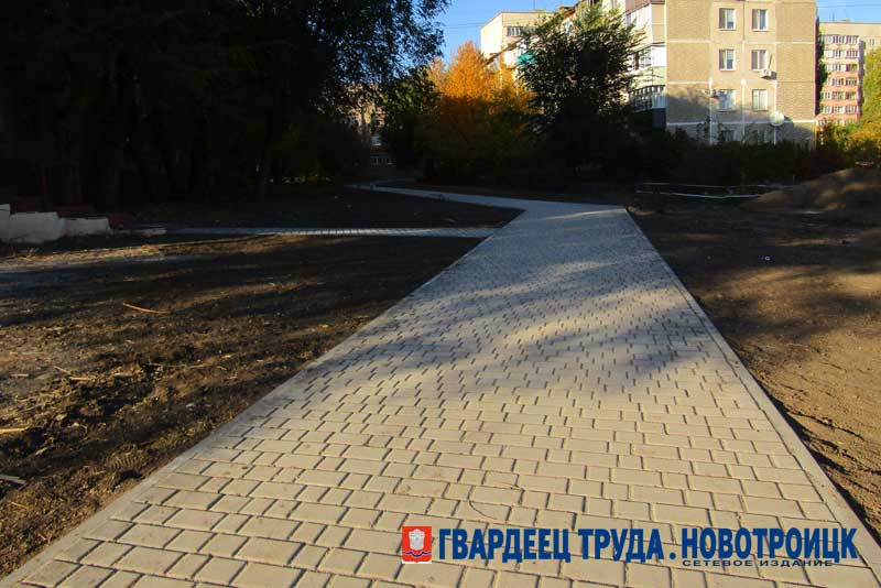 В Новотроицке благоустройство территории, прилегающей к лицею, выполнено на 90 процентов