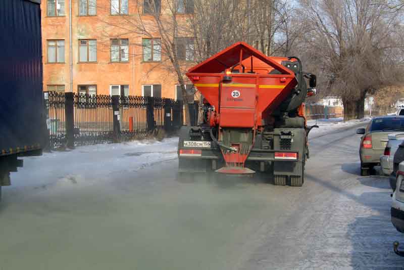 В Новотроицке проведут эксперимент о целесообразности применения антигололедной смеси на дорогах города