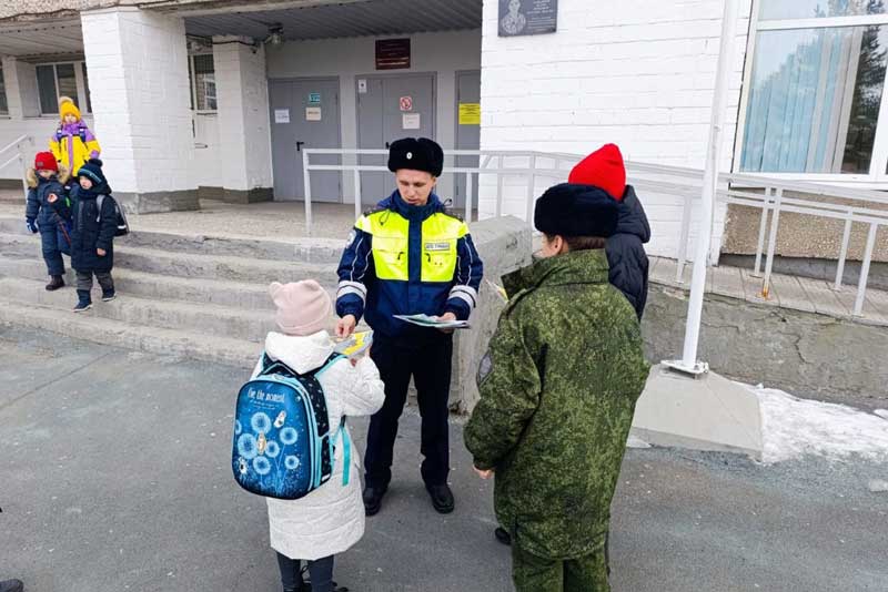 В рамках акции «Юный пешеход» сотрудники ГИБДД  Новотроицка встретились со школьниками и их родителями