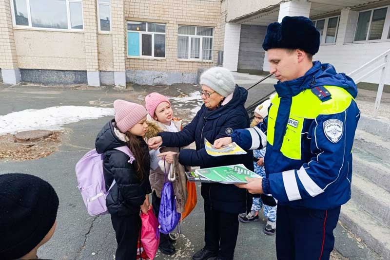 В рамках акции «Юный пешеход» сотрудники ГИБДД  Новотроицка встретились со школьниками и их родителями