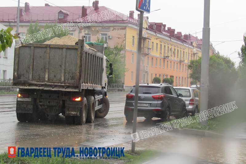 На центральной улице Новотроицка  начались работы по замене участка магистрального водовода