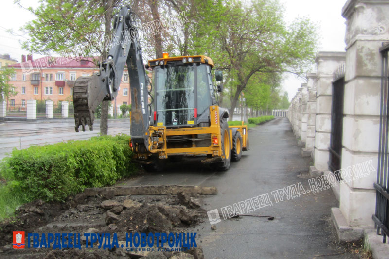 В Новотроицке на улице Советской ремонтируют тротуарную зону