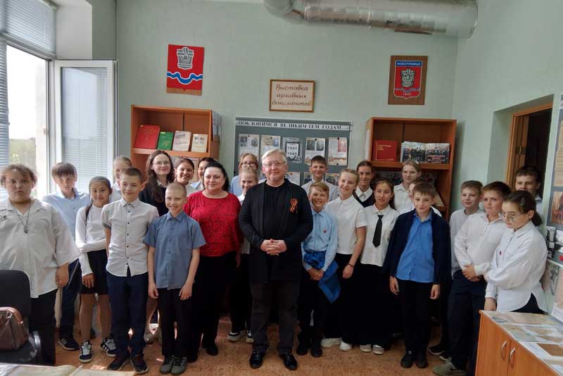 Для новотроицких школьников провели урок истории в городском архиве