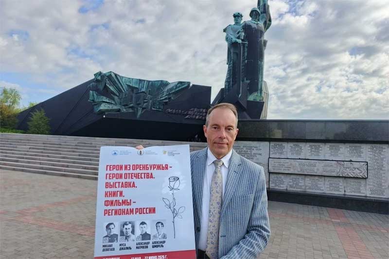 Школы Донецка получили комплекты книг, доставленных из Оренбурга