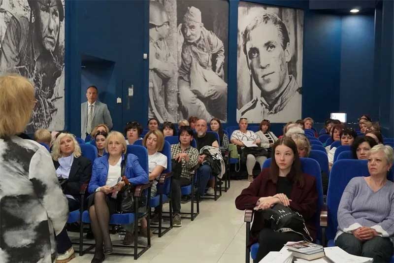 Школы Донецка получили комплекты книг, доставленных из Оренбурга
