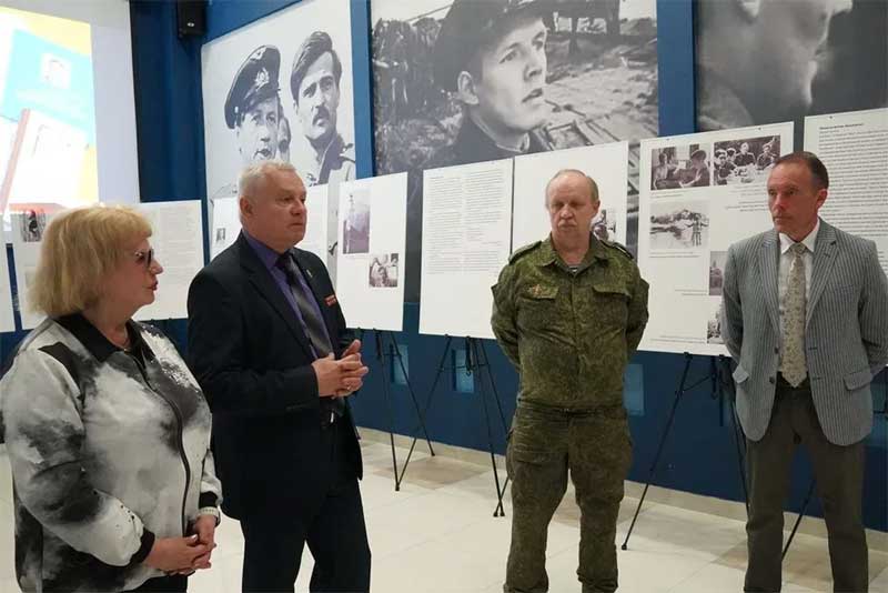 Школы Донецка получили комплекты книг, доставленных из Оренбурга