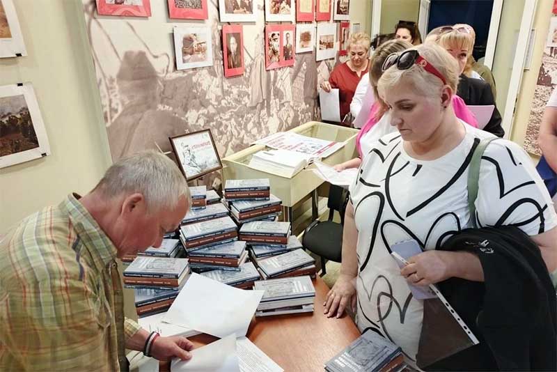 Школы Донецка получили комплекты книг, доставленных из Оренбурга