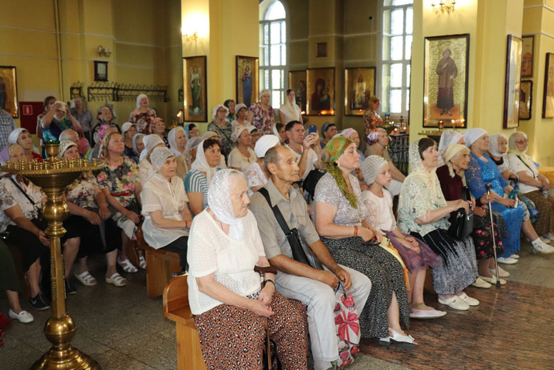 В Петропавловском соборе Новотроицка состоялось праздничное богослужение