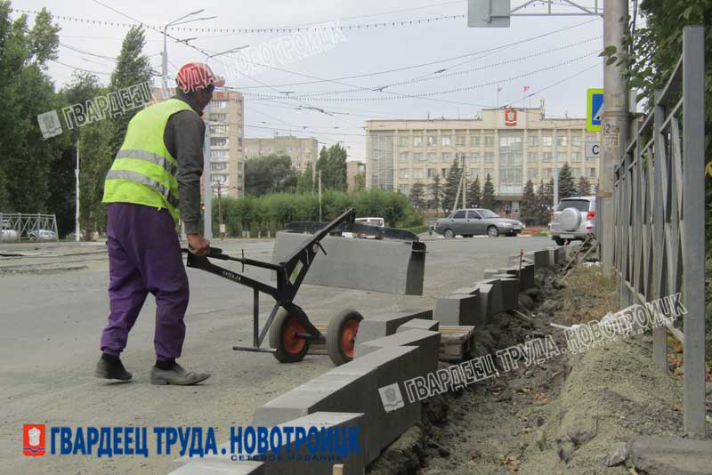 На улице Советской Новотроицка приступили к ремонту дороги