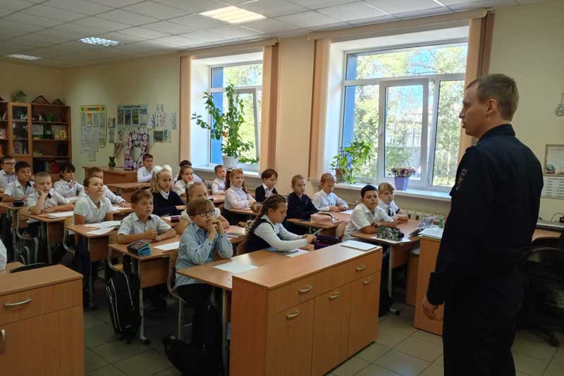 В Новотроицке учащиеся начальных классов вместе с инспектором Госавтоинспекции изучили особенности маршрута “Дом-школа-дом”