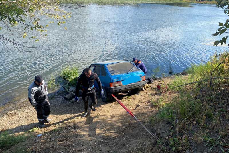 Из Урала в районе Новотроицка водолазы подняли легковой автомобиль
