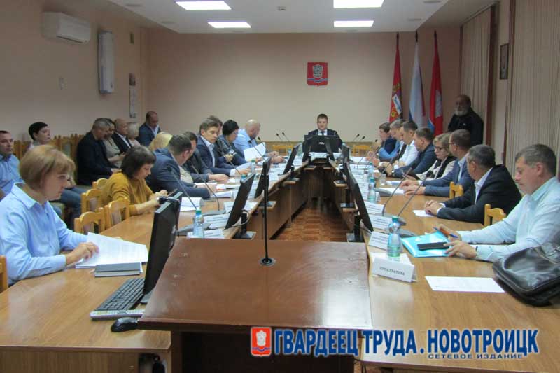 На внеочередном заседании новотроицкие депутаты внесли изменения в бюджет города и отклонили протест прокурора