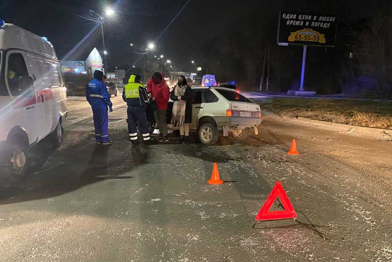 В Новотроицке ранним утром столкнулись два автомобиля