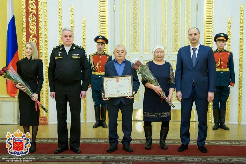 В областном центре семье военнослужащего, погибшего в ходе специальной военной операции, передали Звезду Героя России