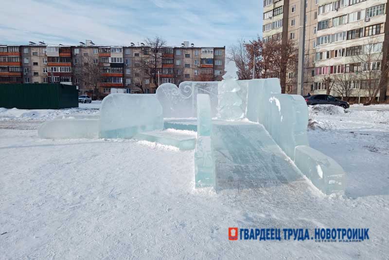 Любимая детворой деревянная горка может вернуться на главную площадь Новотроицка уже в следующем году