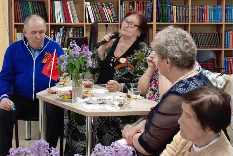 Новотроицких ветеранов познакомили с творчеством местной поэтессы Валентины Хромовой
