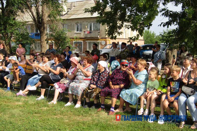 Жителей пригородных поселков Новотроицка отметили за гуманитарную помощь бойцам СВО