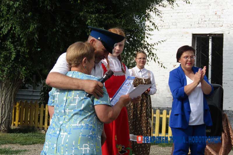 Жителей пригородных поселков Новотроицка отметили за гуманитарную помощь бойцам СВО