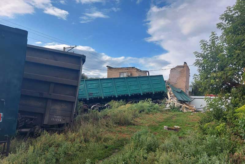 На станции Меновой двор в Оренбурге сошли с рельсов грузовые вагоны