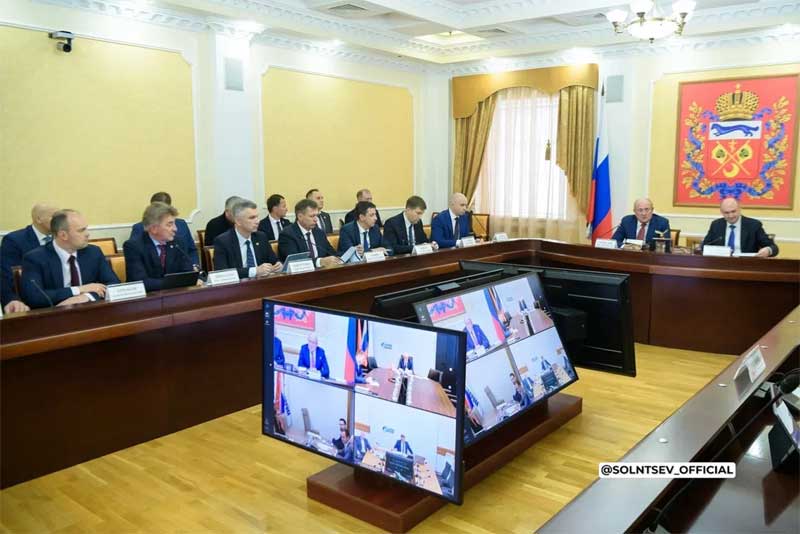 Заместитель Председателя Правления ПАО «Газпром» Виталий Маркелов поздравил семью Волчковых из оренбургского села Нежинка с подключением их дома к природному газу