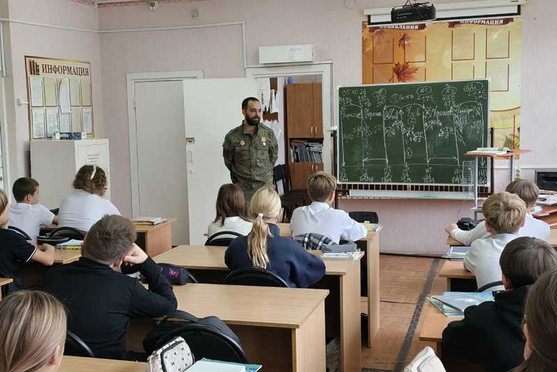 В Новотроицке на школьный урок к ребятам пришел боец СВО