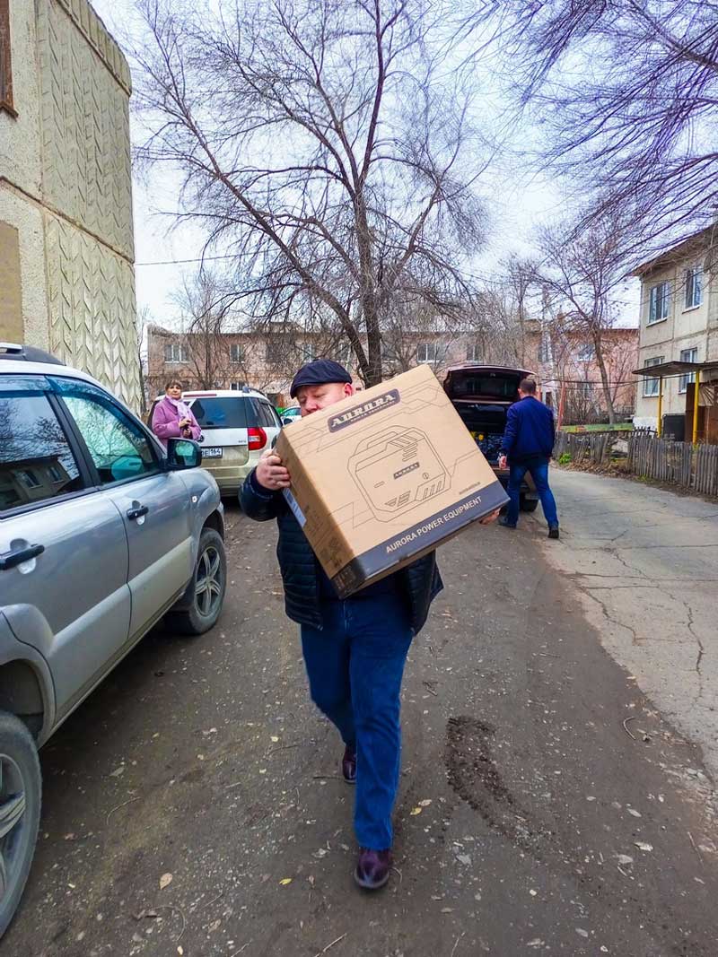 Новотроицкие депутаты передали гуманитарный груз в зону СВО