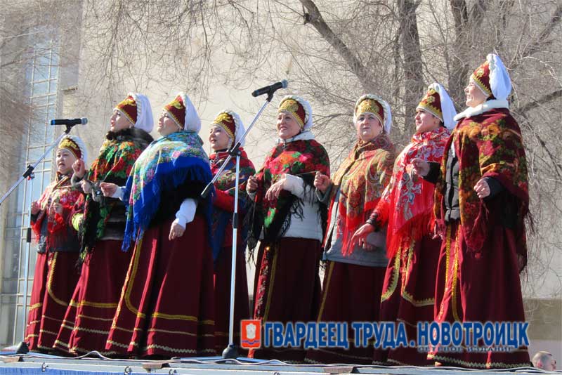 Новотройчане весело провожают зиму