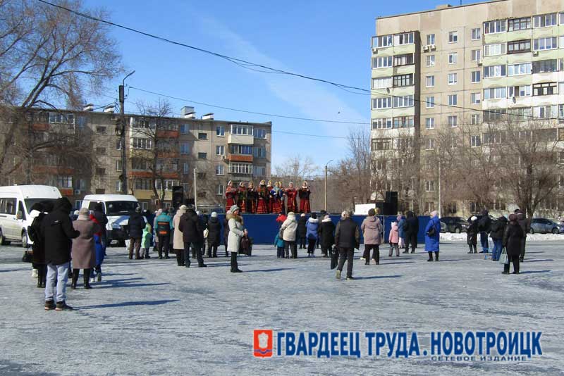 Новотройчане весело провожают зиму