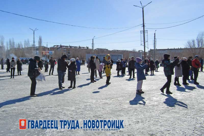 Новотройчане весело провожают зиму